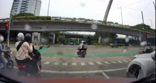 Aduh! Nekat Terobos Lampu Merah, Pemotor Ini Langsung Kena Batunya di Pancoran