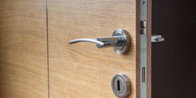 Bingung Pilih Pintu? Ini Dia Material Pintu Rumah yang Bisa Jadi Pertimbanganmu!