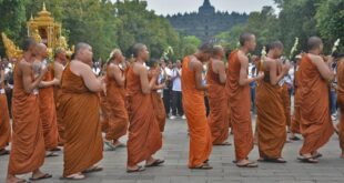 Borobudur Bersinar, Ribuan Cahaya Umat Buddha Penuhi Langit!