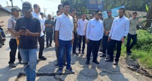 Gawat! Kondisi Jalan Ini Bikin Gubernur Andra Soni Turun Tangan