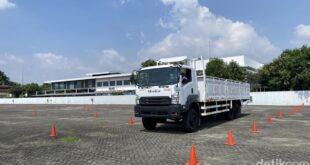 Jadi Sopir Truk? Wajib Tahu Titik Buta Ini Biar Aman!