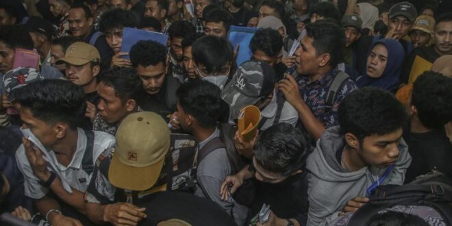 Jurusanmu Termasuk? Data Pengangguran Lulusan SMK vs. Sarjana di Indonesia