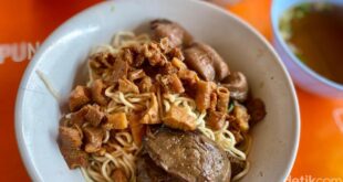 Mie Ayam Legendaris Ini Bikin Nagih dengan Topping 'Nyeleneh'!