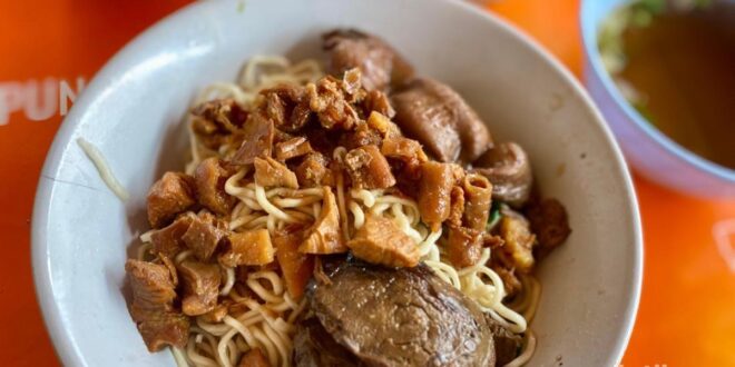 Mie Ayam Legendaris Ini Bikin Nagih dengan Topping 'Nyeleneh'!