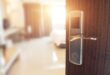 Niat Staycation Malah Bikin Merinding, Pengalaman Tak Terduga Pesan Hotel Online